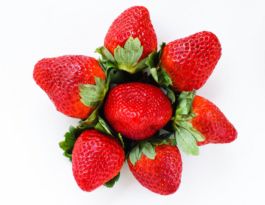 新鲜多汁的草莓上白色隔离