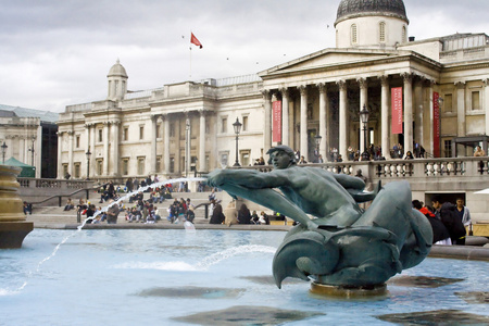 在伦敦的国家画廊附近的喷泉图片