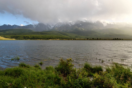 高山湖阴阳光雾图片