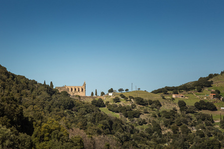 修道院的卡斯蒂福在科西嘉岛附近圣 Francescu