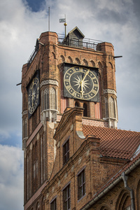 关于世界遗产李托伦市的市政厅的哥特式塔