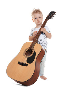 可爱的小男孩用声学吉他