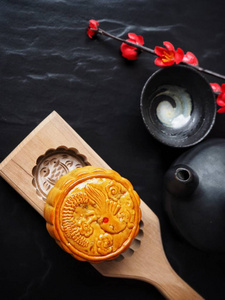 传统节日中式月饼, 黑色背景红花