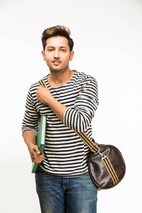 又帅又年轻印度男大学生背着包在白色背景上的按住高校图书 笔记型电脑或智能手机