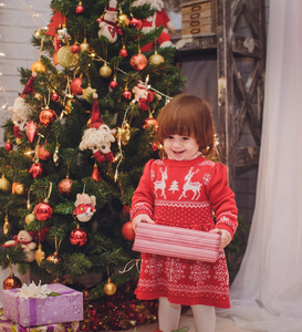 宝贝女孩附近一棵圣诞树