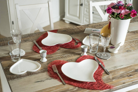设置浪漫的情人节晚餐爱为两张木桌红心的形状副本空间