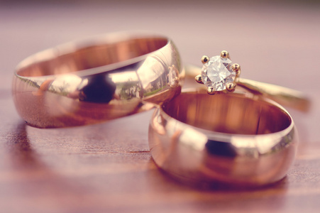 美丽的金色订婚和结婚戒指