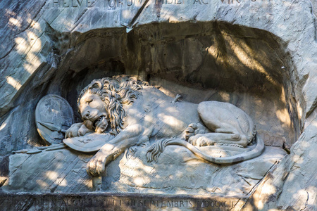 在卢塞恩的垂死狮子纪念碑。