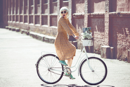 时髦的画家。时尚金发女人与复古白色自行车街头风格室外肖像