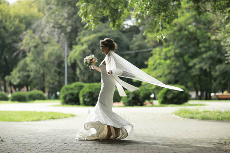 白色婚纱的新娘
