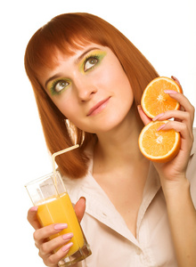 女人喝橙汁关门