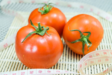 番茄与测量卷尺