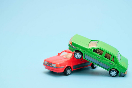 玩具汽车在蓝色背景上的事故