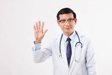 5 个手指向上指的信心亚洲男医生