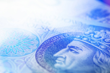 波兰货币现金的特写镜头。图像与蓝色光晕