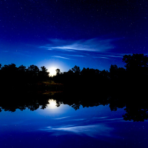 在湖的夜空