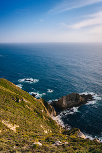 岩石的太平洋海岸，在大苏尔，加州的视图