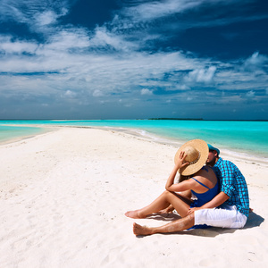 白之恋人在马尔代夫的海滩上的蓝色
