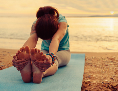 女人做瑜伽练习上海滩