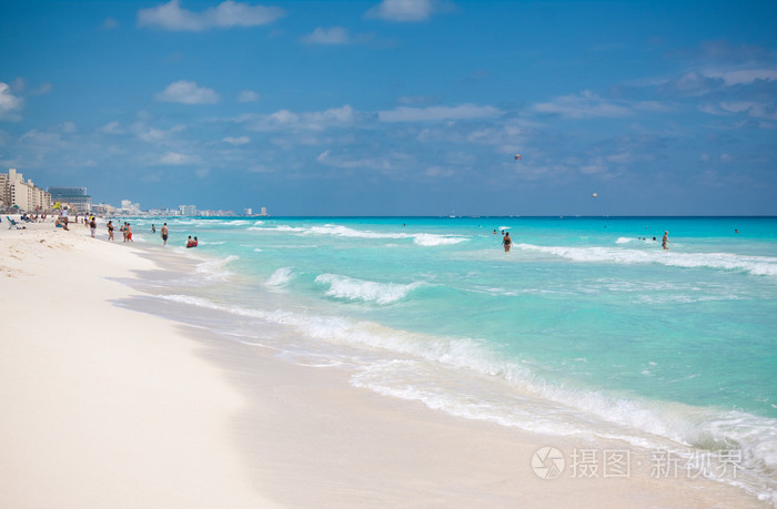 全景的白色沙子海滩的加勒比海坎昆
