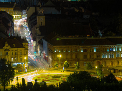 罗马尼亚布拉索夫历史中心城市上空的空中晚上城市景观