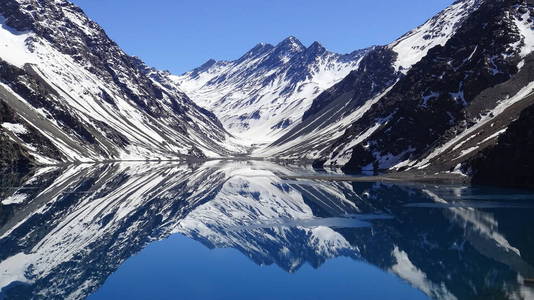 山雪与智利圣地亚哥的咸水湖的景观