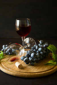 两个酒杯红葡萄酒和葡萄装饰黑暗的木桌上的藤叶