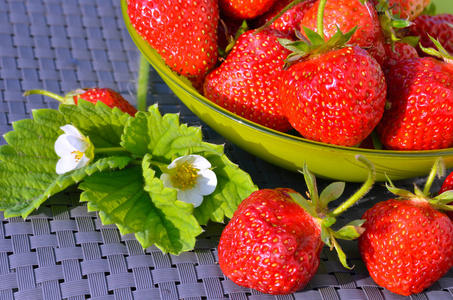 成熟的草莓中的粘土板