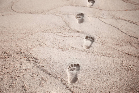 人类留下脚印在沙滩上