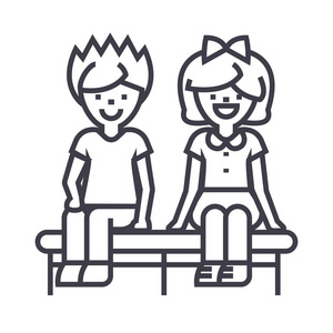快乐的孩子们坐在长椅上，男孩和女孩矢量线图标 标志 插图背景，可编辑笔触