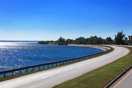 公路路沿海