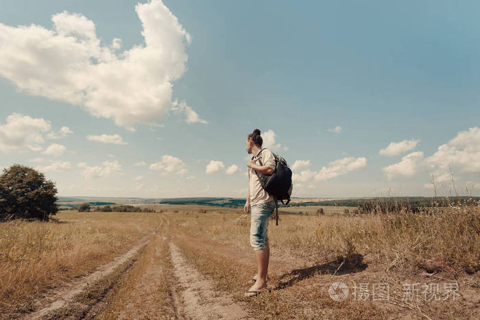 在乡村道路上的年轻人旅行