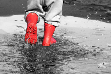 puddle.kid 橡胶的威灵顿长靴靴在海面背景