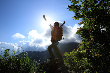 张开双臂欢呼女人的徒步旅行者