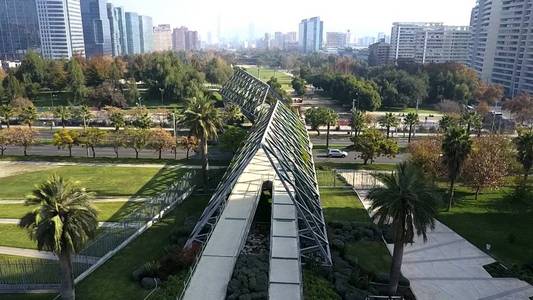 在圣地亚哥，智利的一座公园桥鸟瞰图