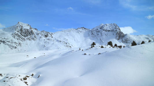 冬天的雪的山峰体育度假村在阿尔卑斯山