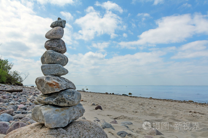 平衡的石头堆到波罗的海 se 海滩上的一座塔
