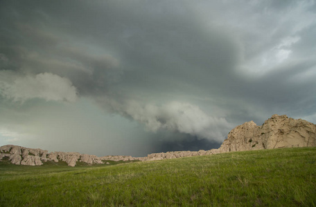 一片架子云伴随这雷暴当它接近一个岩石的山坡