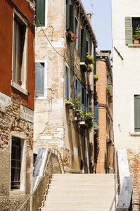 狭窄的胡同，在意大利威尼斯，威尼托，欧盟的历史中心