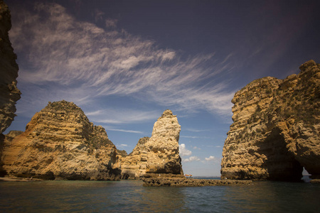 风景在蓬达皮达德在葡萄牙的岩石