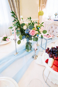 玫瑰的花香组成的婚礼宴会的餐桌