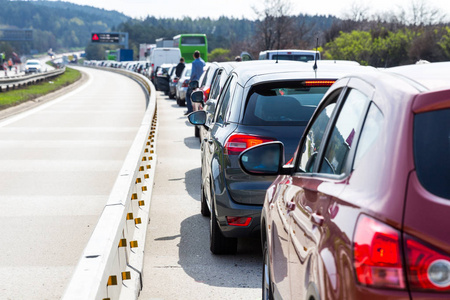 在交通拥堵的公路上的汽车