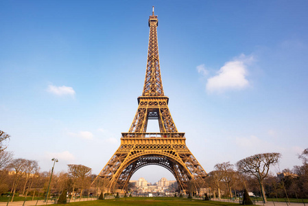埃菲尔铁塔反对蓝蓝的天空和洁白的云朵在巴黎，清晨的阳光