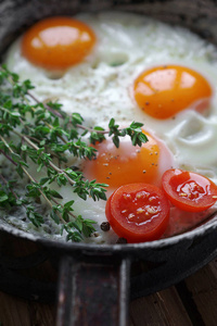 在旧的平底锅，用西红柿炒鸡蛋