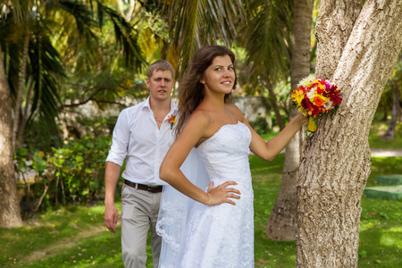 新娘和新郎在棕榈树的背景