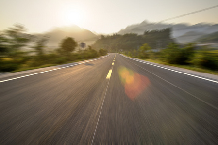 道路与美丽的日出