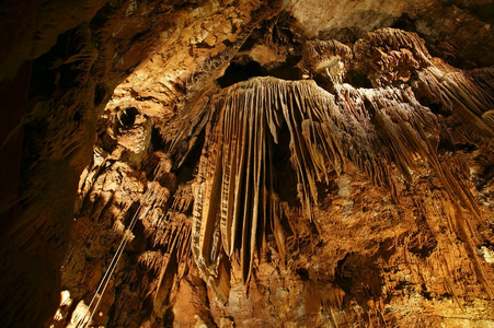 朝腰钟乳石和石笋在洞穴 beredine，克罗地亚