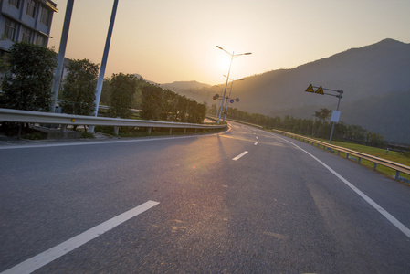 在公路上的日落