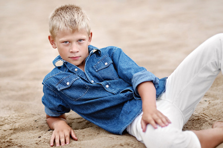 在夏天的海滩上的小男孩的肖像