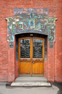 在旧砖房的门用瓷砖装饰